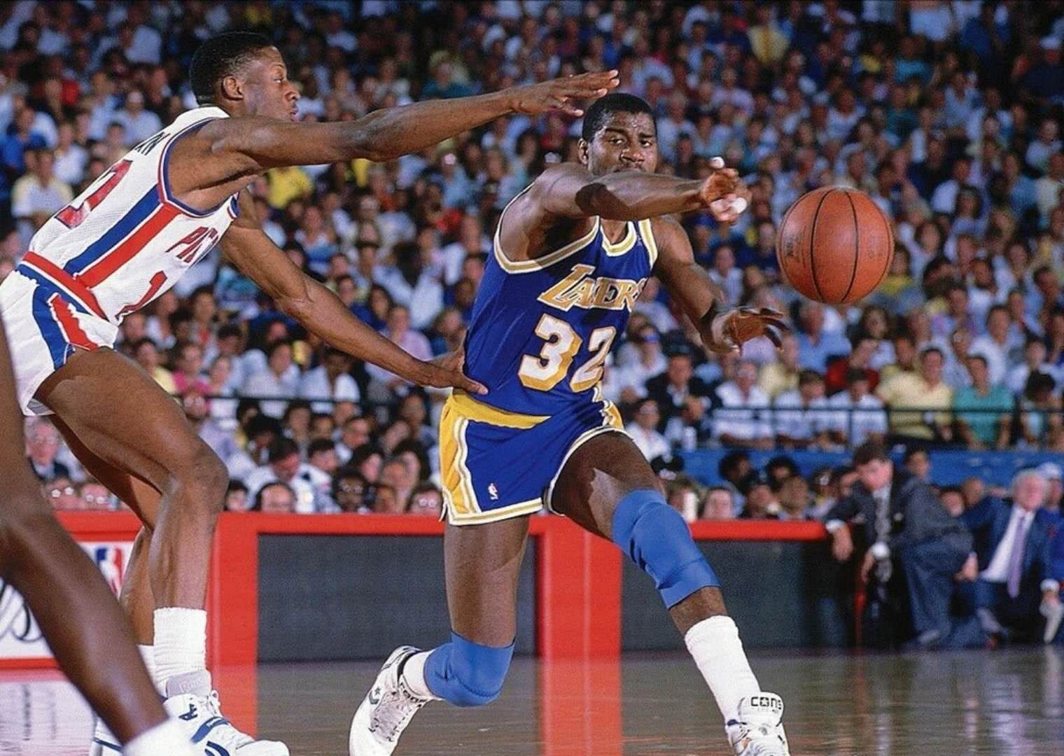 TA：在因伤下场后，阿方索还回到场边帮加拿大队主帅指挥球队.